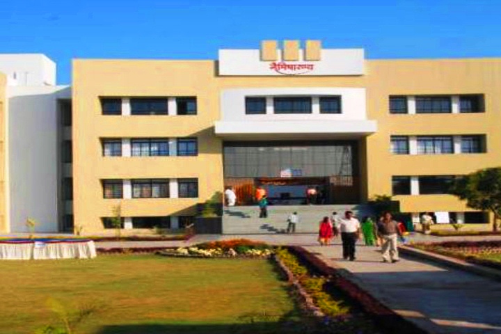 https://cache.careers360.mobi/media/colleges/social-media/media-gallery/16485/2018/12/18/Campus-View of Shree Swaminarayan Naimisharanya College of Management and IT Bhavnagar_Campus-View.JPG